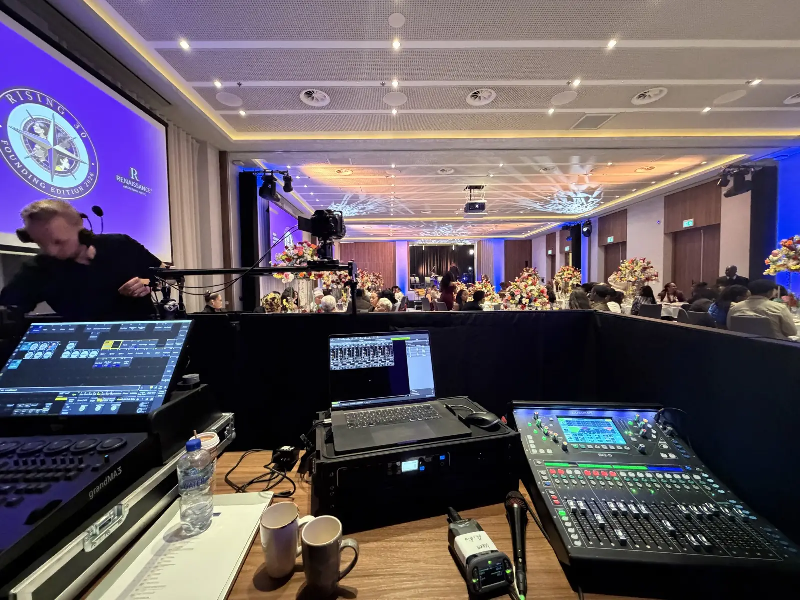 Regietafel met licht- en geluidstafel tijdens een event