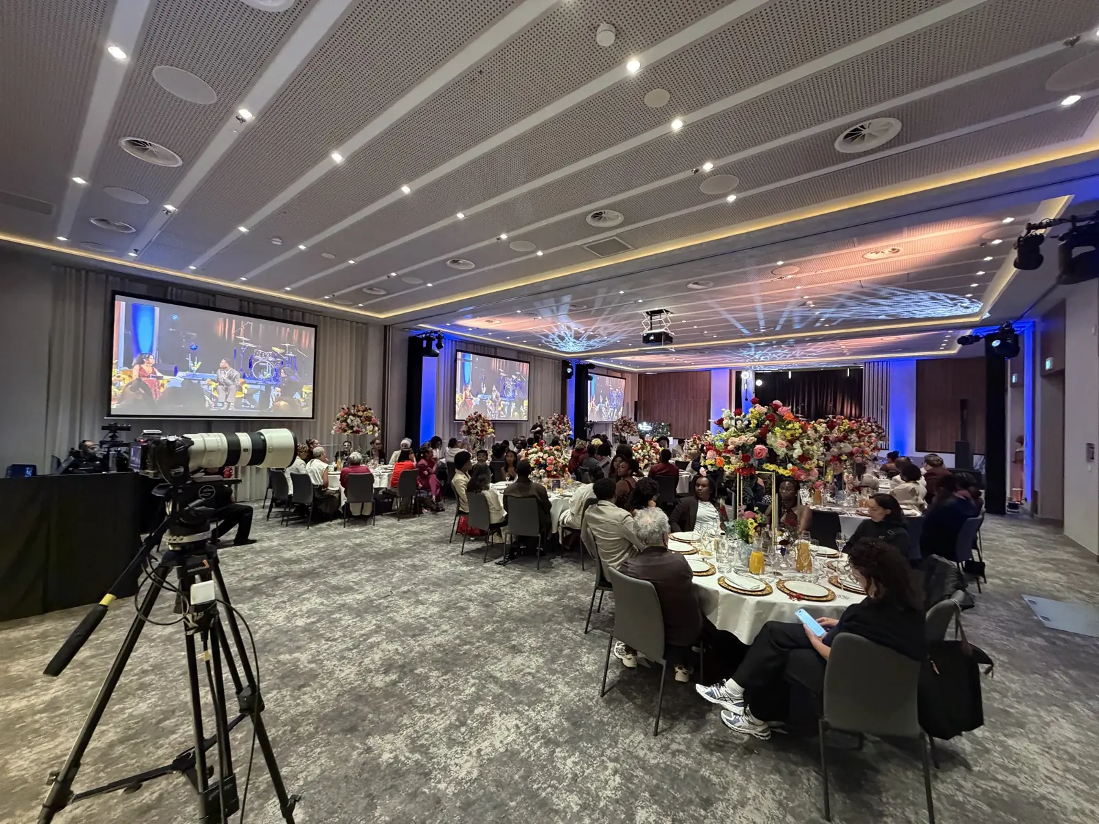 Camera's en schermen in de zaal