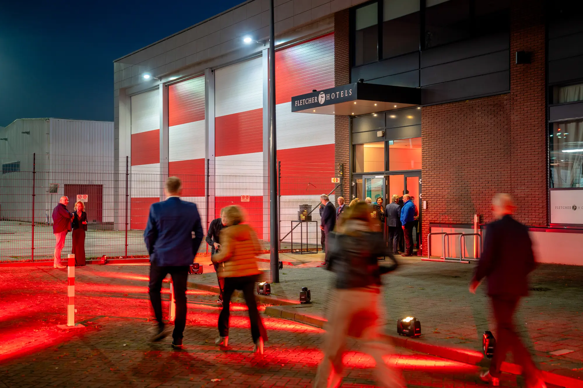 Jubilarissendiner in de hangar voor Shell