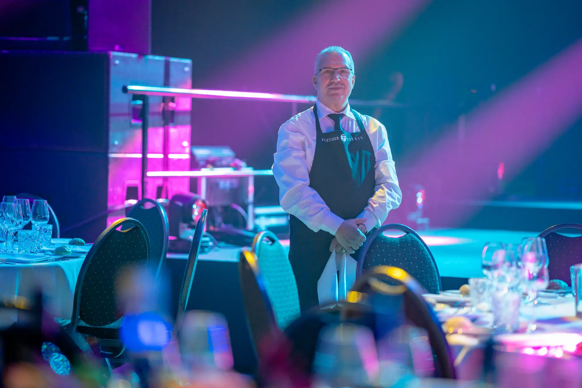 Jubilarissendiner in de hangar voor Shell