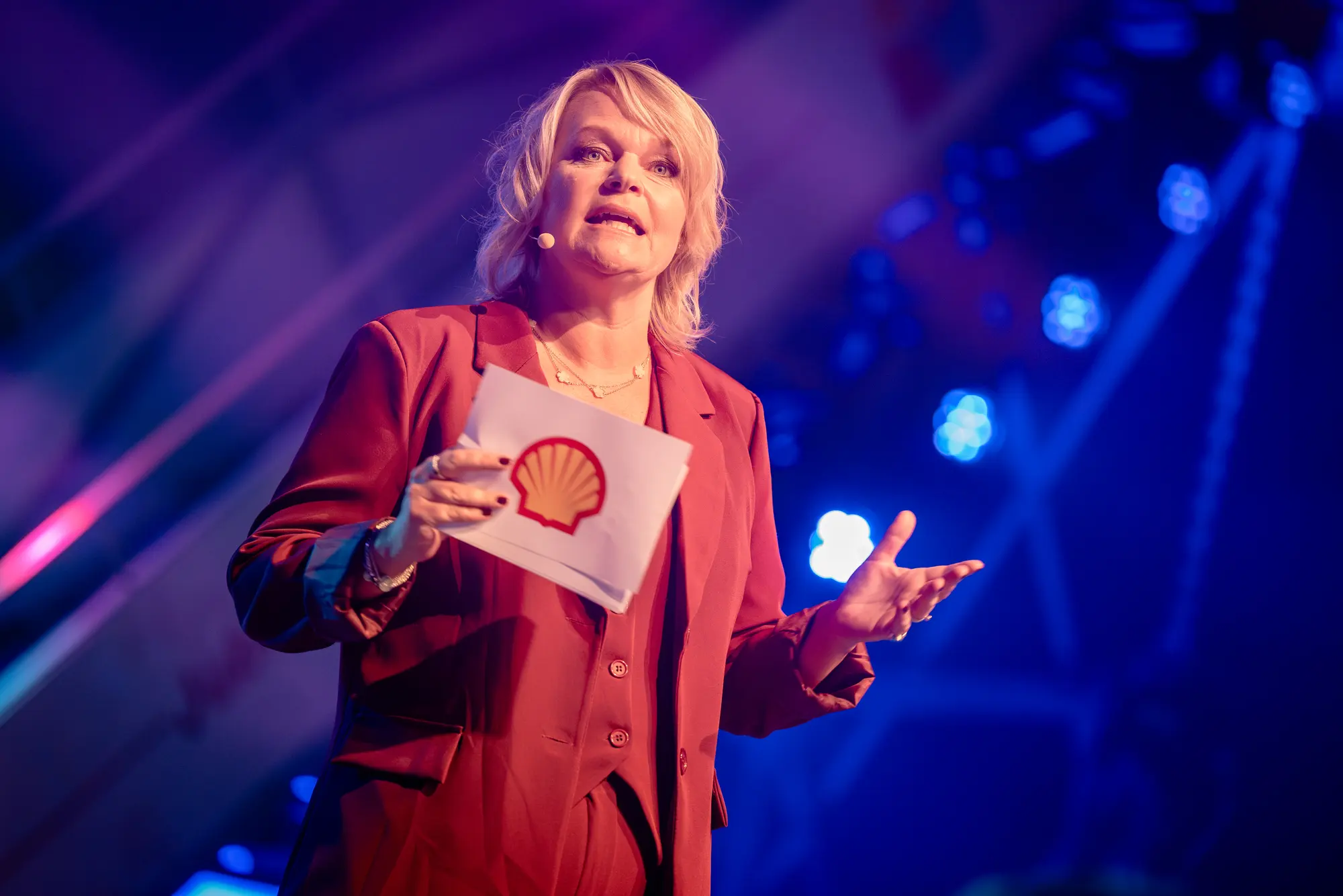 Jubilarissendiner in de hangar voor Shell